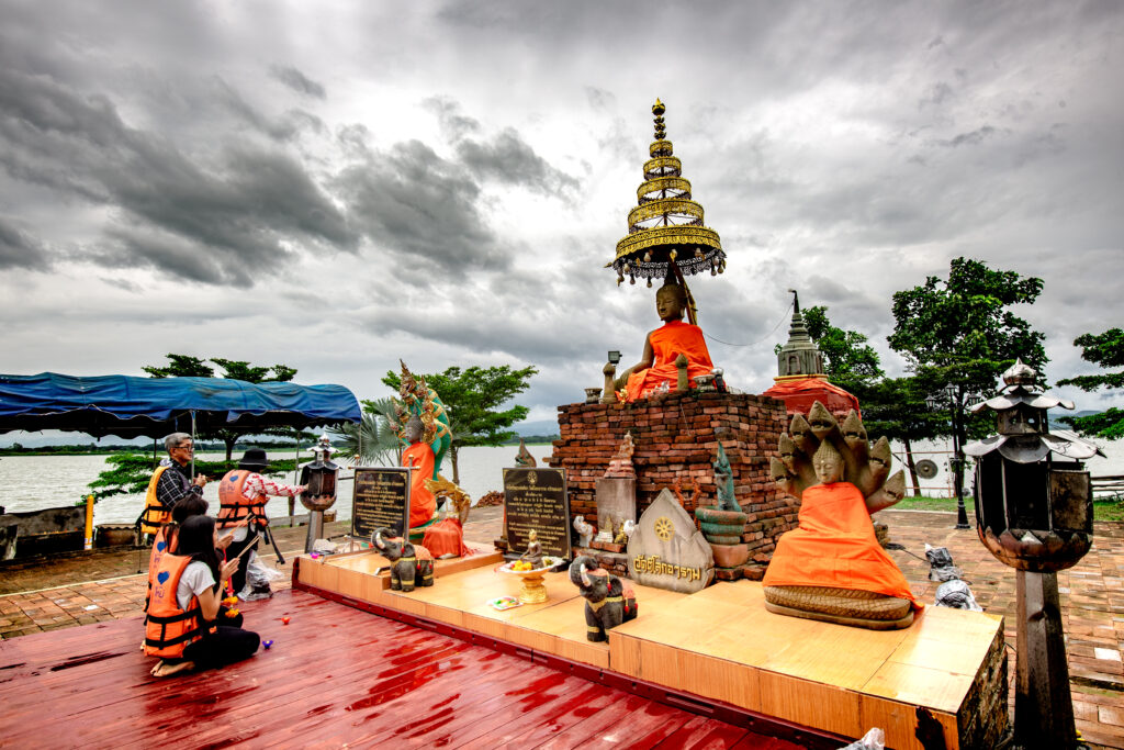 สุขทันที…ที่เที่ยวพะเยา ไหว้พระขอพรกลางกว๊าน เสริมสิริมงคลกับ “หลวงพ่อศิลา”